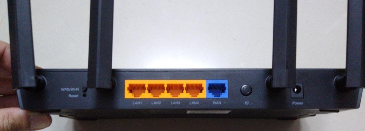 IPTV storing onderzoeken: gele LAN-poorten en blauwe WAN-poort op een router