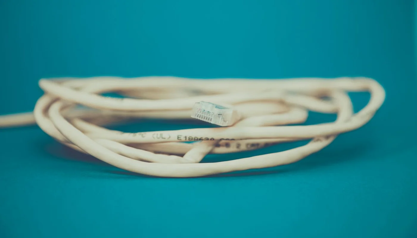 Ethernetkabel met RJ45-stekker voor een bekabelde tv-verbinding